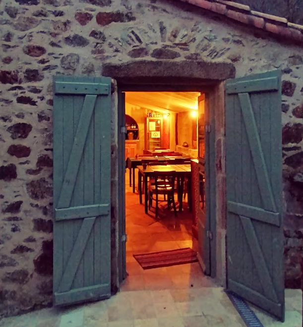 Porte d'entrée du restaurant de l'auberge de Lacsour dans l'hérault