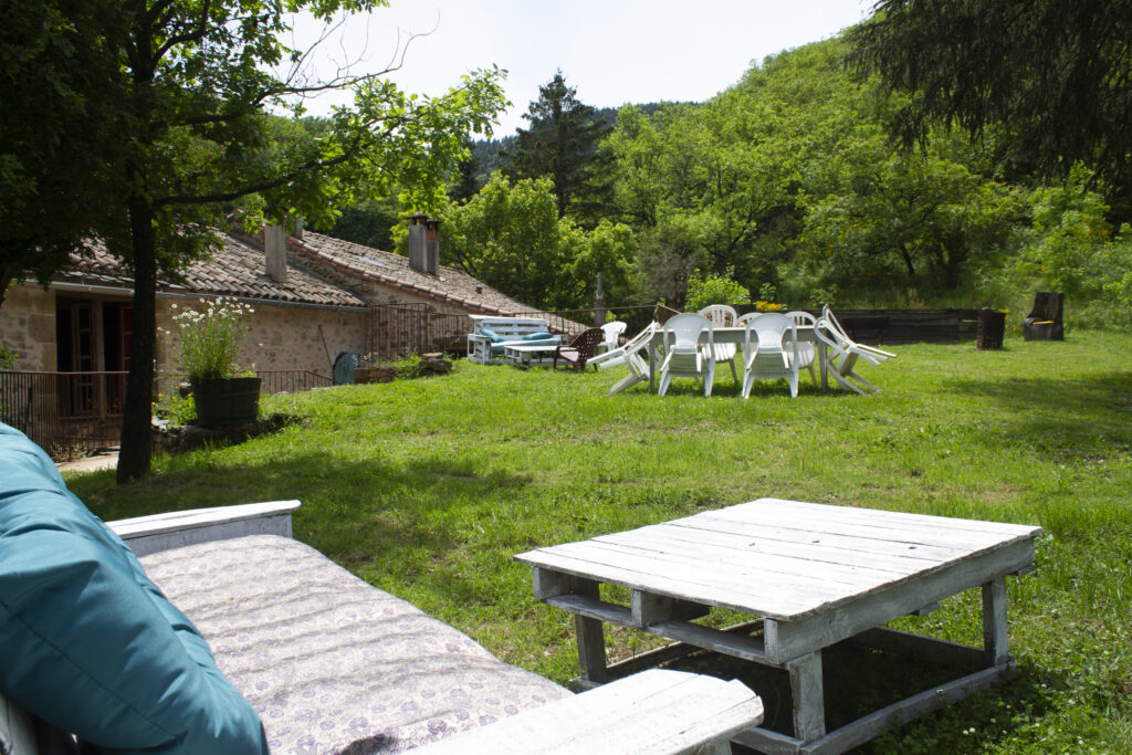 Canapé sur la terrasse extérieure de l'auberge de Lascours à Ceilhes et Rocozels