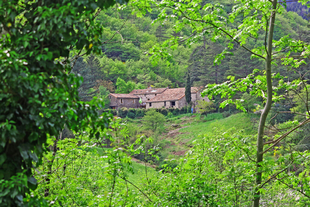 L'auberge de Lascours vue de loin